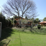 Indaiatuba- Jardins dos Laranjais - Chácara dentro do Vale das Laranjeiras, segundo portão: Jardim dos Laranjais. 3 quartos, 1 banheiro social, 1 sala espaçosa de TV, 1 sala de jantar, cozinha, 1 varanda fechada com portas Blindex. Quiosque, piscina, capela com bancos e altar,
