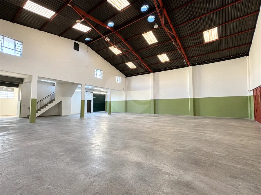 Galpão comercial/industrial com 627 m² no Bairro Planalto, em São Bernardo do Campo, próximo à Via Anchieta, com piso fabril, escritórios e mezanino.