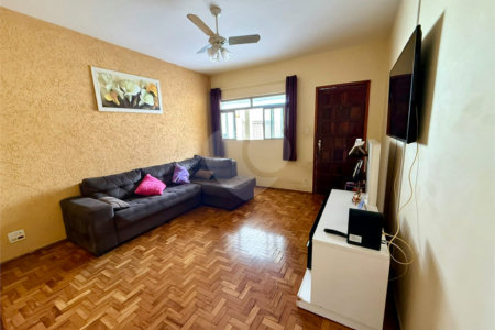 Casa térrea com piscina e 3 quartos.