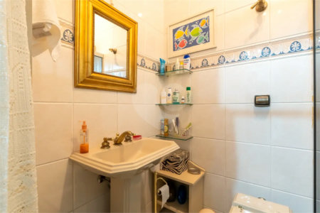 Casa a venda no Planalto Paulista, 2 suítes, 4 vagas, 230 m², quintal e localização privilegiada