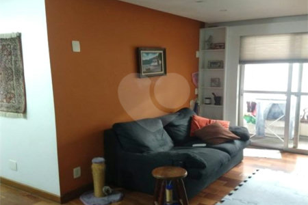 Apartamento na Vila Nova Conceição de 100m2 com 2 dorms, 1 suíte , 3 banheiros, 2 vagas. Estuda permuta.