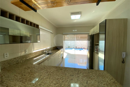 Casa térrea com piscina para venda no Condomínio Quebec.