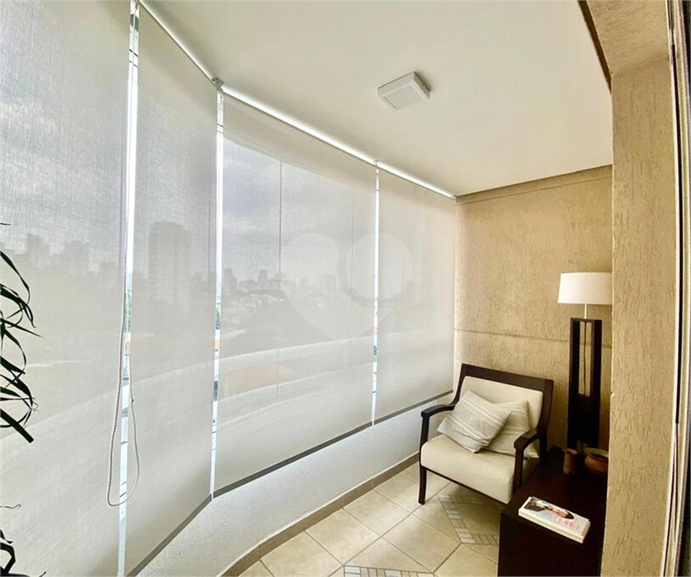 Apartamento de 03 dormitórios sendo 1 suíte e 02 vagas de garagem.