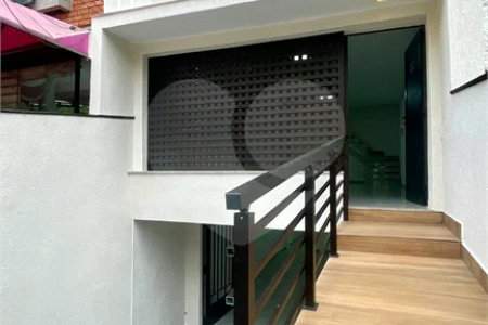 Sobrado com 3 andares, 350 m², 6 quartos, 2 suítes e 5 vagas para locação no Jardim Anália Franco!