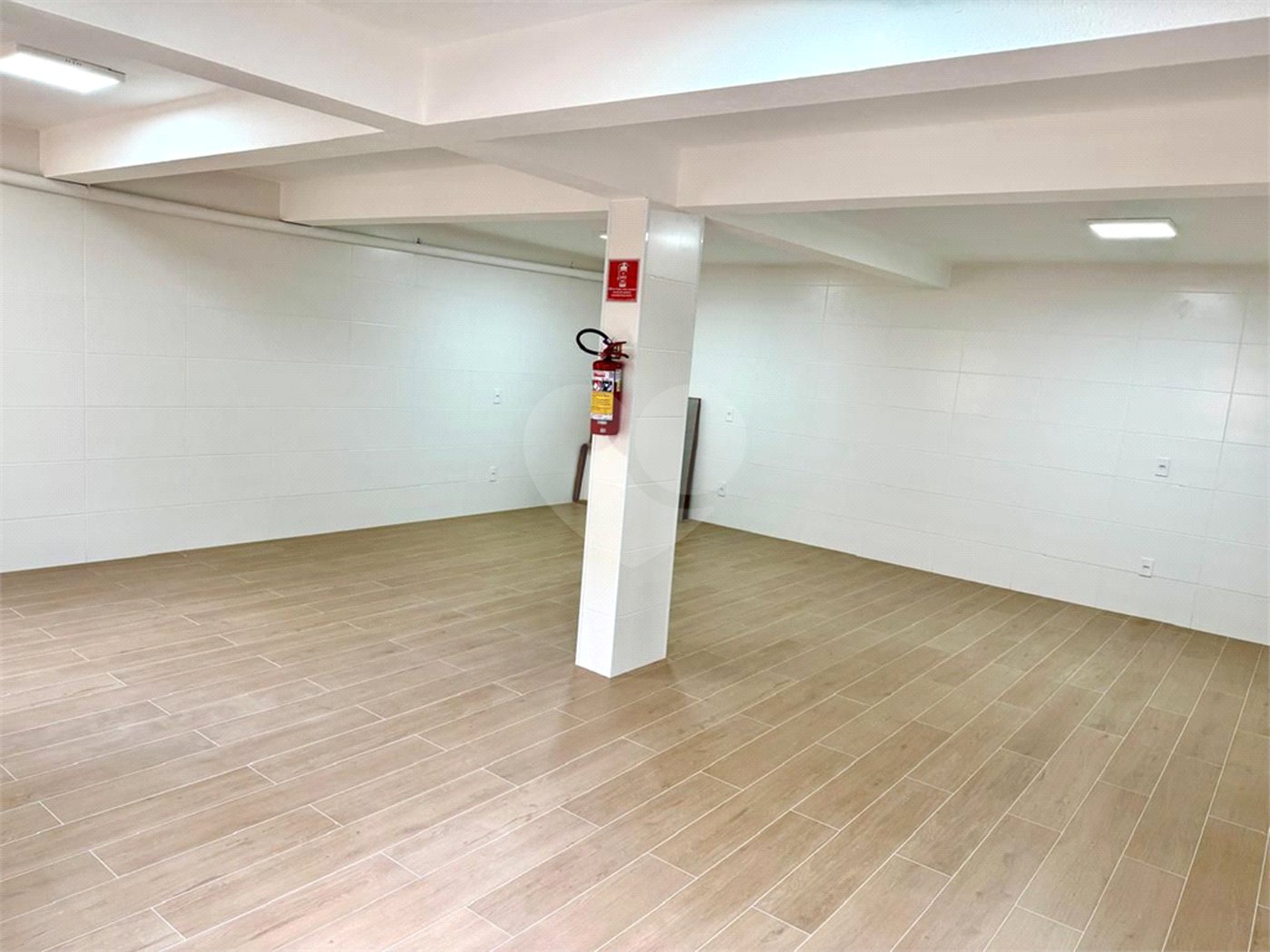 Salão comercial em Atibaia para locação 170 metros com mezanino, escritório, 5 vagas estacionamento