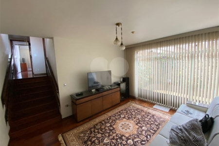 Casa Térrea com 3 suítes, sendo 1 suíte master.