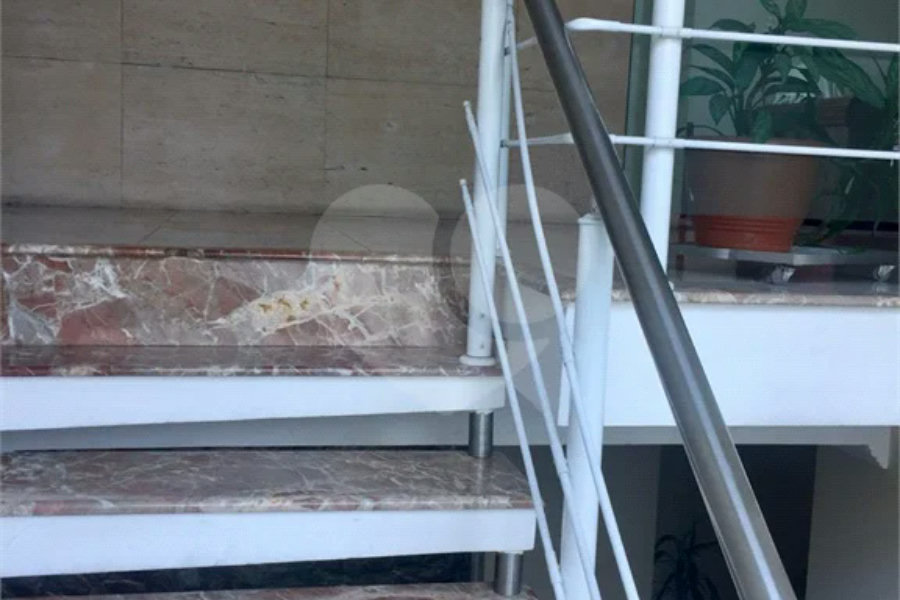 Sobrado próximo ao Metrô Parada Inglesa com piscina