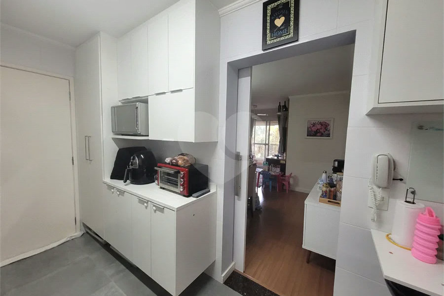 Apartamento de 03 dormitórios totalmente reformado com 02 vagas de Garagem escrituradas e livres.