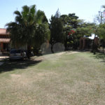 Indaiatuba- Jardins dos Laranjais - Chácara dentro do Vale das Laranjeiras, segundo portão: Jardim dos Laranjais. 3 quartos, 1 banheiro social, 1 sala espaçosa de TV, 1 sala de jantar, cozinha, 1 varanda fechada com portas Blindex. Quiosque, piscina, capela com bancos e altar,