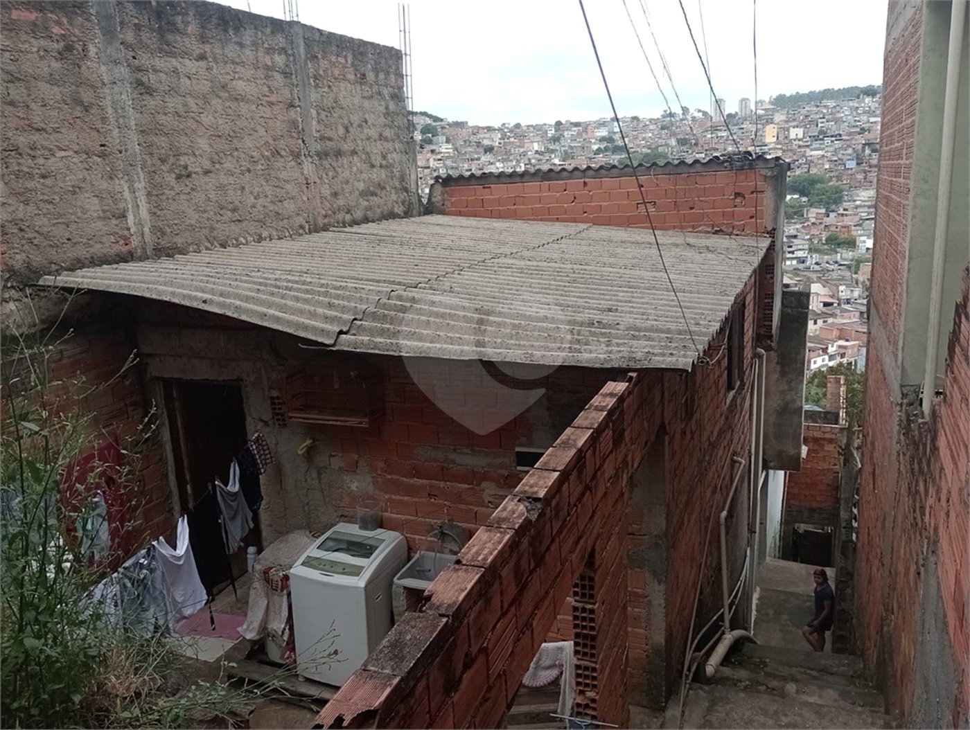 Terreno com 6 casas em 293m² de área total.