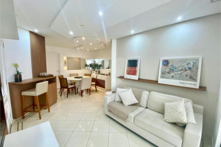 Apartamento de 03 dormitórios sendo 1 suíte e 02 vagas de garagem.