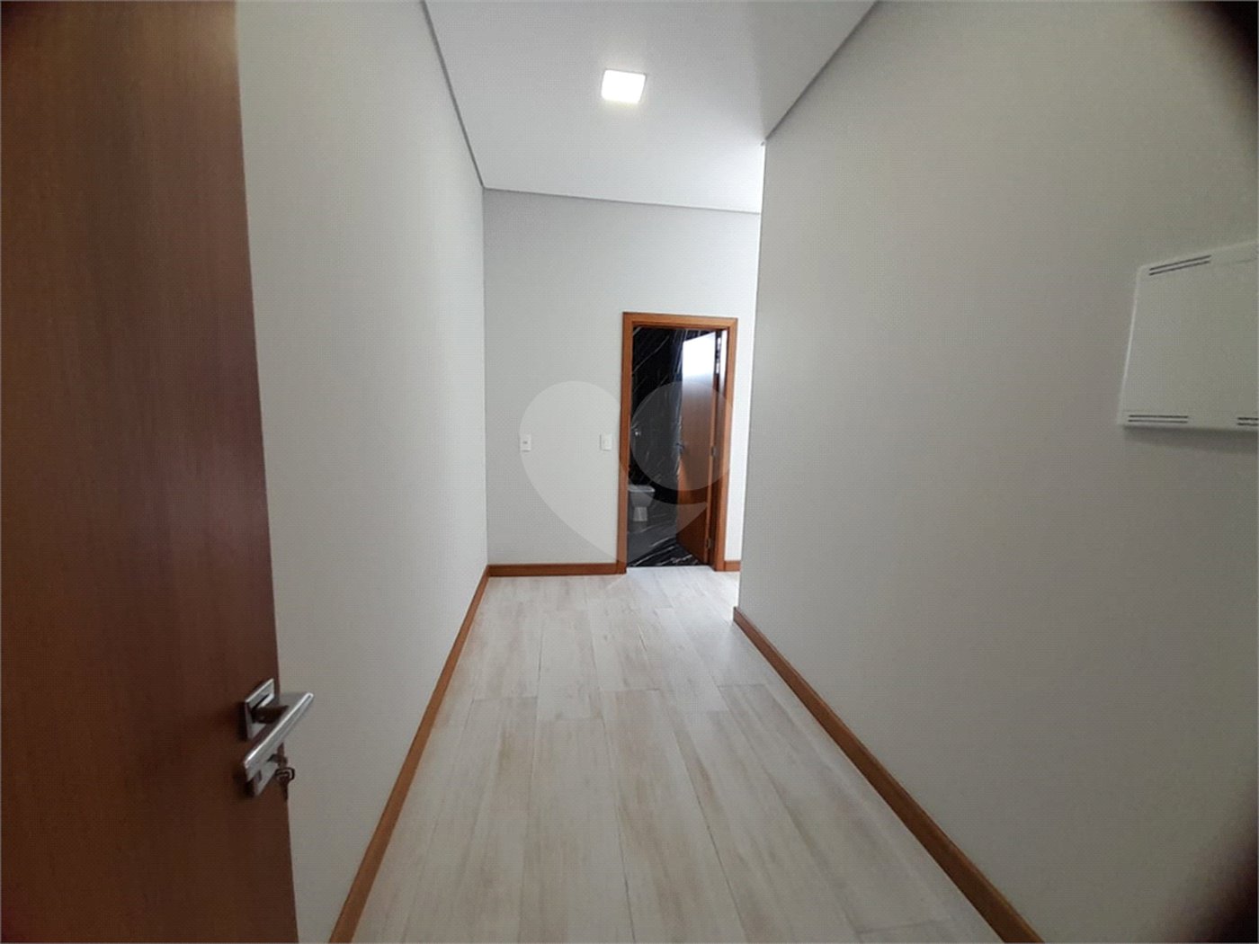 Belíssima Casa à Venda no Condomínio Damha IV
