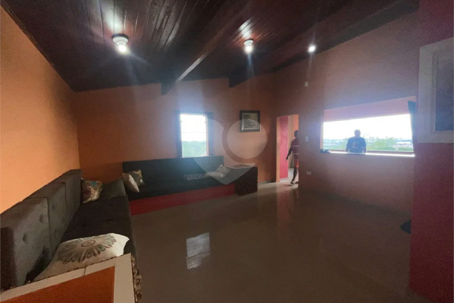 Casa ampla no bairro Terra Rica com 3 pavimentos e excelente estrutura.