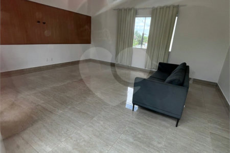 Oportunidade Única no Monte dos Pinheiros – Um lar completo esperando por você