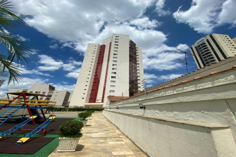 Apartamento possui 70 metros,1 vaga de garagem coberta.