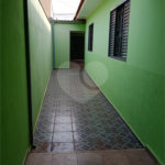 Casa térrea com 3 dormitórios.