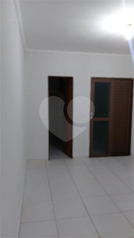 Prédio para venda com 6 kitnets.
