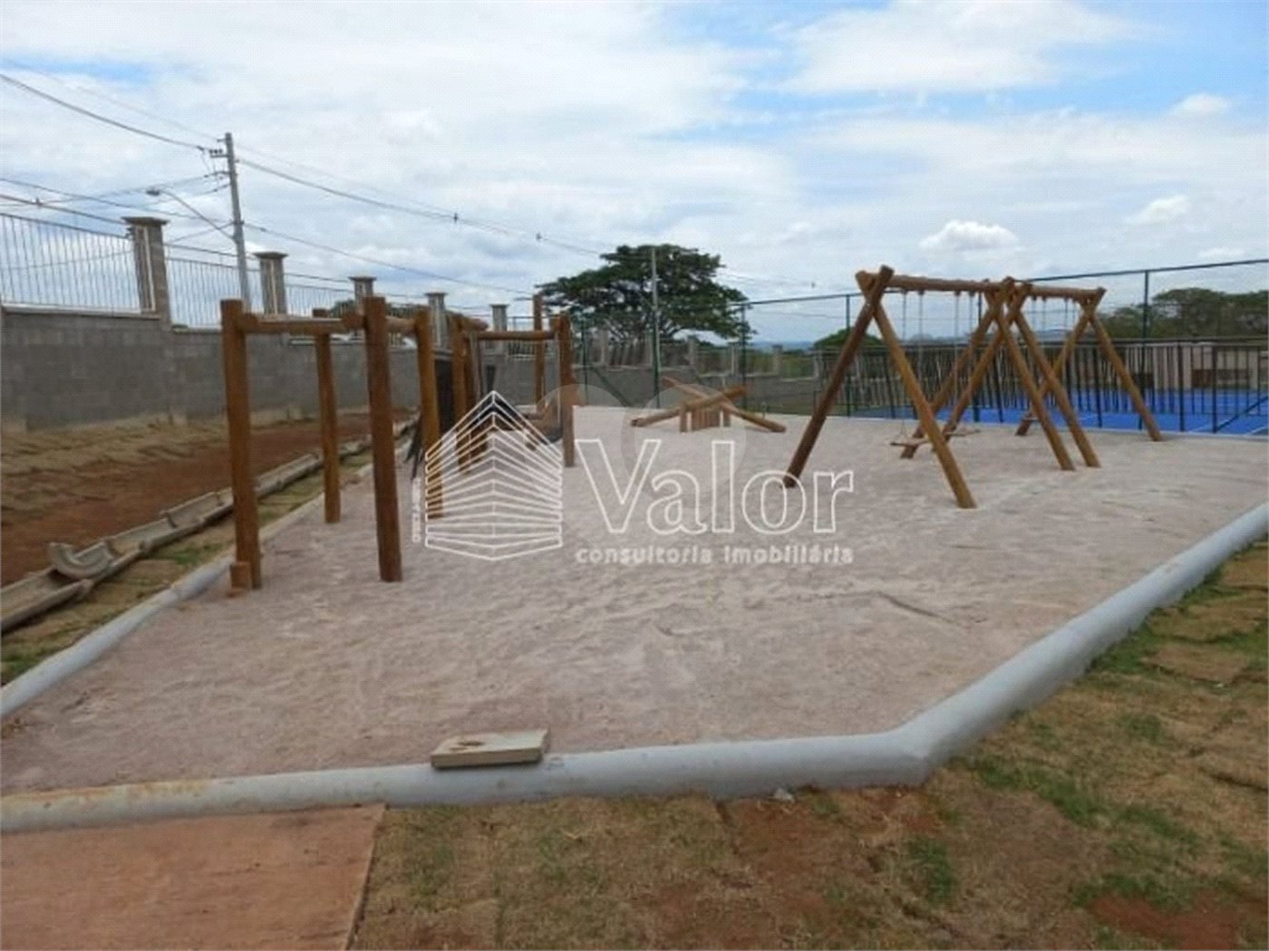 Terreno plano no Condomínio Villeneuve, com 250,00 m² de área total.