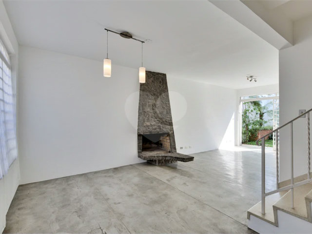 Casa de Vila para alugar com 4 quartos, sendo 2 suítes,  em Alto da Boa Vista, São Paulo, SP