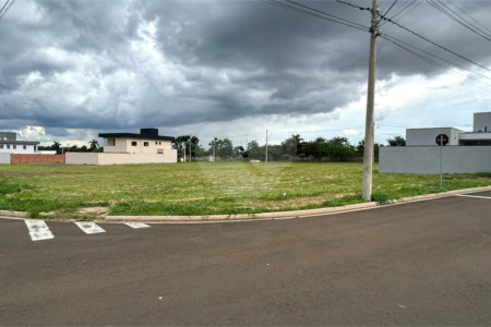 Terreno à Venda no Condomínio Eco Esportivo Damha IV