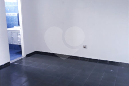 Casa térrea + Sala Comercial na Vila Prado.