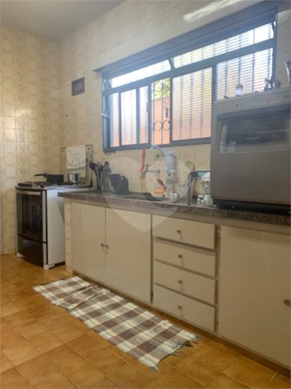 Casa térrea com 3 dormitórios, sendo 1 suíte .
