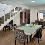 Sobrado com 14 metros de frente , na Região do Jardim Guapira , próximo ao Clube Guapira com 5 dormitórios, sendo 3 suíte com armários embutidos ,banheiro social, Sala para 2 ambientes, escritório com banheiro .cozinha ampla com armários, área de serviço ,dispensa, quintal com banheiro externo c