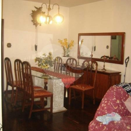 Apartamento com 4 quartos e ampla sala.
