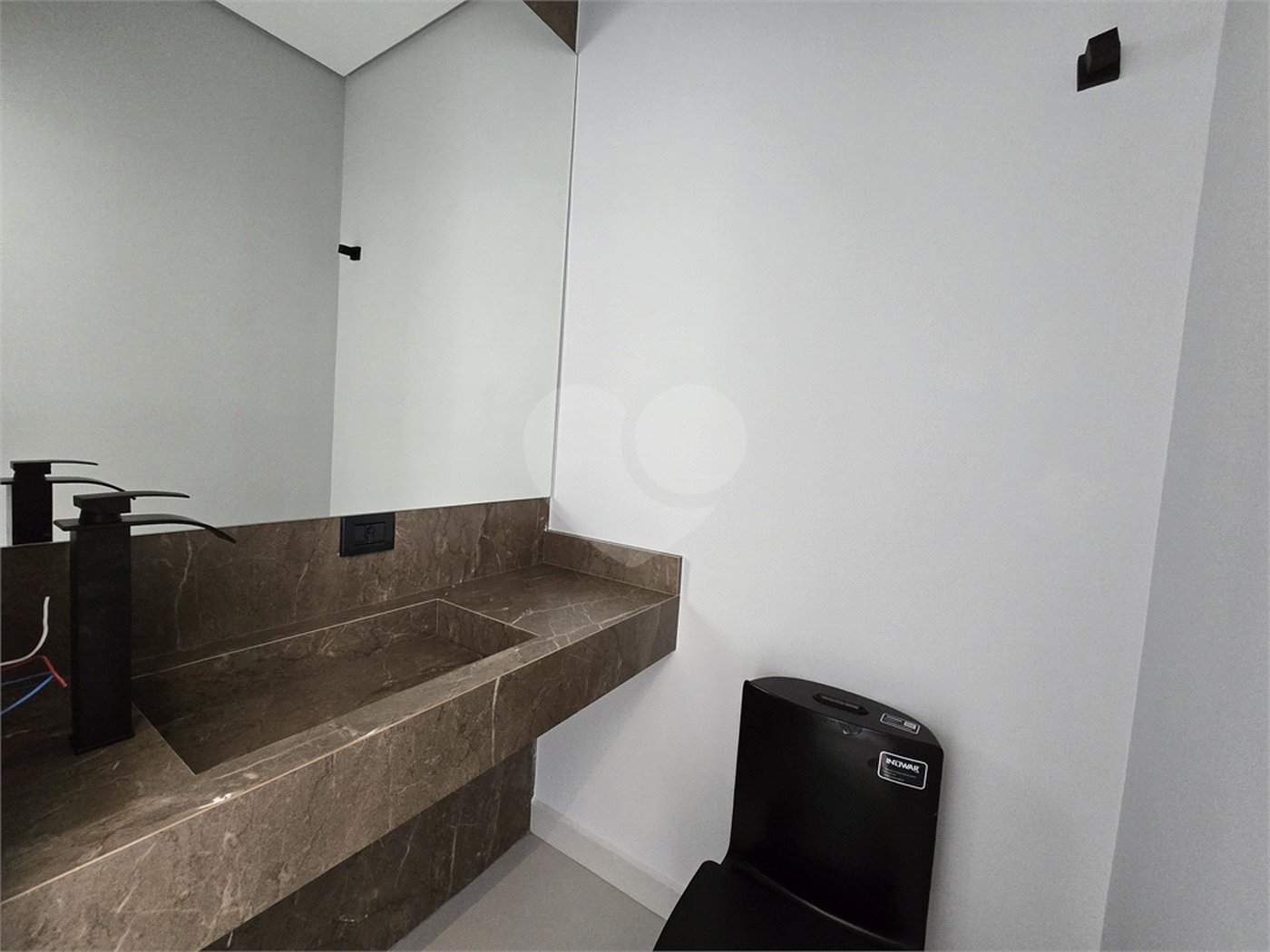 Maravilhosa Casa térrea em condomínio fechado no Portal Lamis, com 3 suítes, piscina privativa e persianas elétricas em excelente condomínio com salão de festas, piscina, quadras de tênis, beach tênis e campo de futebol. Vista cinematográfica da Pedra Grande.