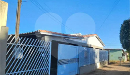 Casa à venda com 4 quartos, sendo 1 suíte,  em Jardim Marambaia, Ponta Porã, MS