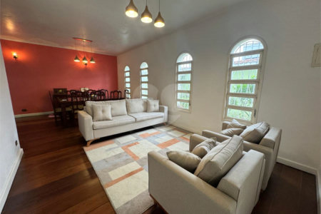 Sobrado à venda com 243m² na Vila Galvão