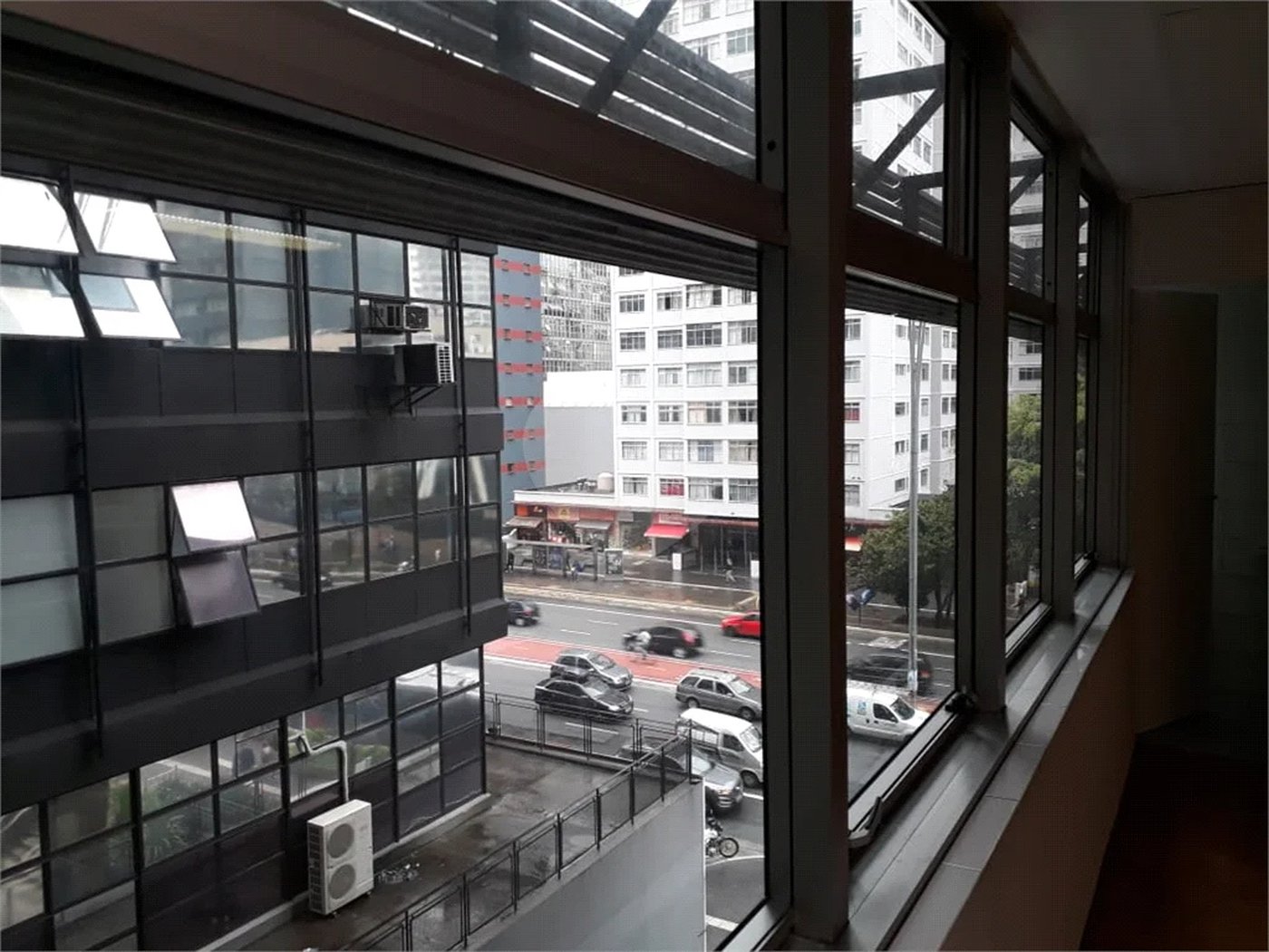 Conjunto Comercial na Av. Paulista, Anexo ao Metrô Brigadeiros