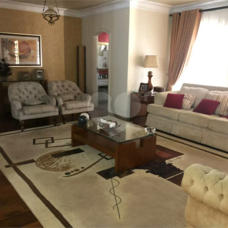 Sobrado com 363m² à venda no Alto da Moóca - 3 suítes e 6 vagas.