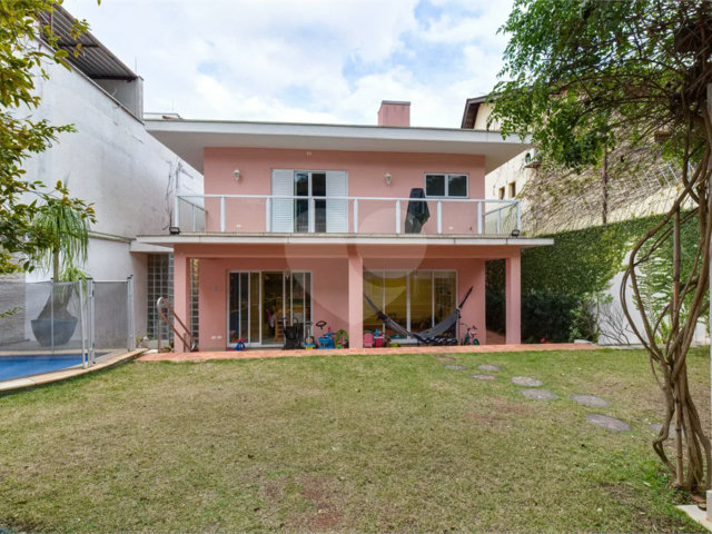 Casa à venda com 4 quartos, sendo 2 suítes,  em Alto da Boa Vista, São Paulo, SP