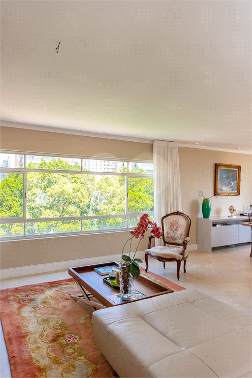 Apartamento para venda em Moema com 185m², 3 dormitórios sendo 1 suíte e 1 vaga