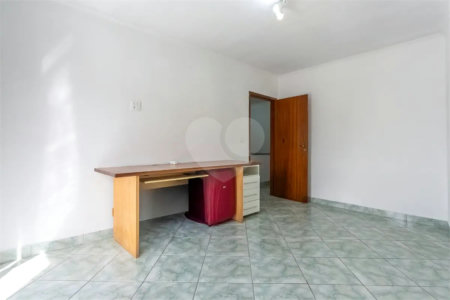 Sobrado no Jabaquara com 280m², 3 dormitórios, quintal amplo, varanda e 3 vagas de garagem.