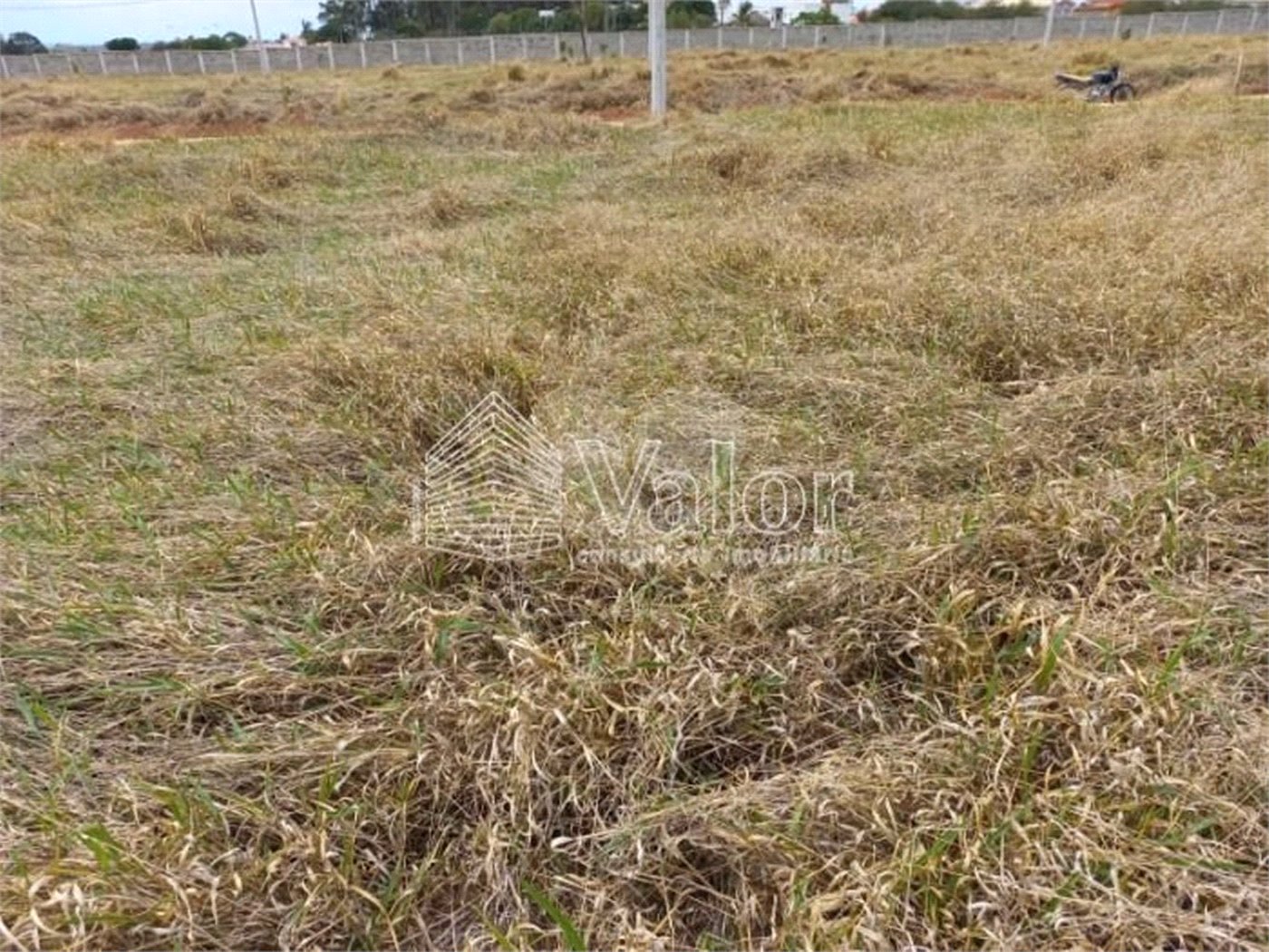 Terreno plano no Condomínio Villeneuve, com 250,00 m² de área total.