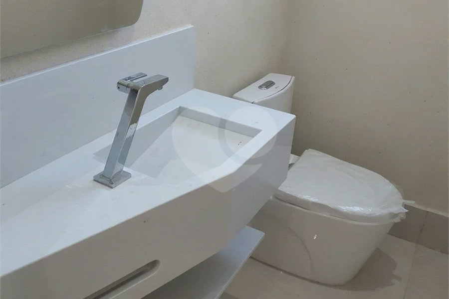 Sobrado recém-construído com 3 dormitórios em condomínio fechado em Piracicaba-SP.