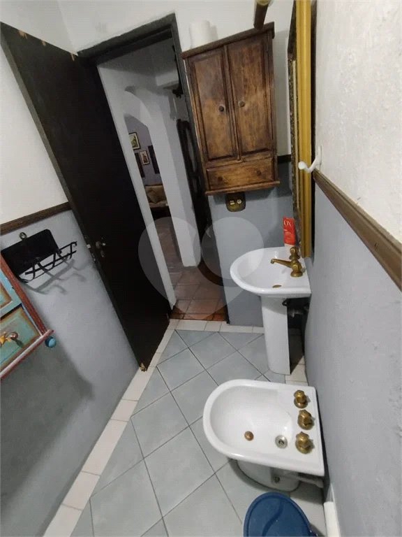 Casa à venda na Vila Mariana de 300 metros quadrados, com 3 dormitórios, 1 suíte e 2 vagas.