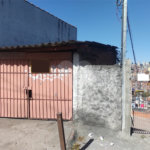 Terreno com 6 casas em 293m² de área total.