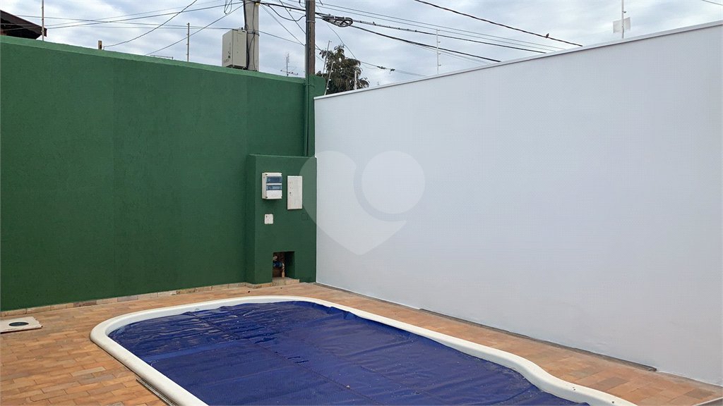 Casa térrea com 3 suítes.