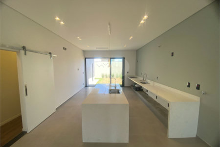 Linda casa a venda no condomínio Villeneuve