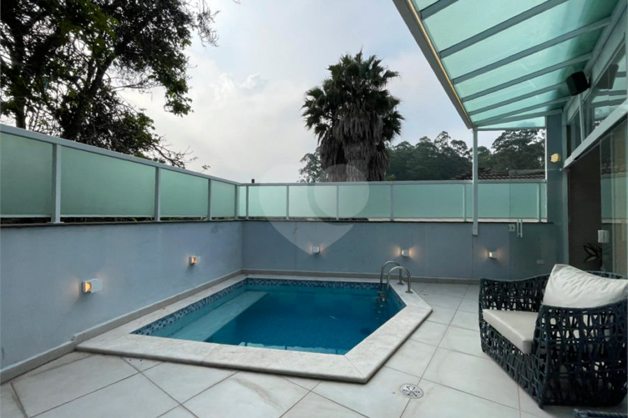Casa com 4 quartos em condomínio fechado com piscina