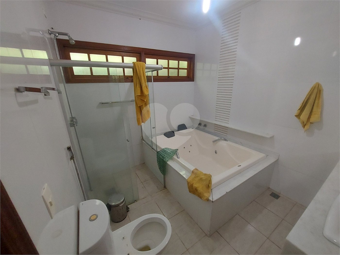 Casa térrea com piscina no Residencial Samambaia.