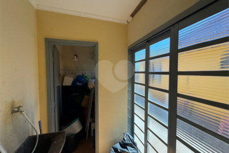 Casa com salão comercial, á venda, em São Carlos-SP.