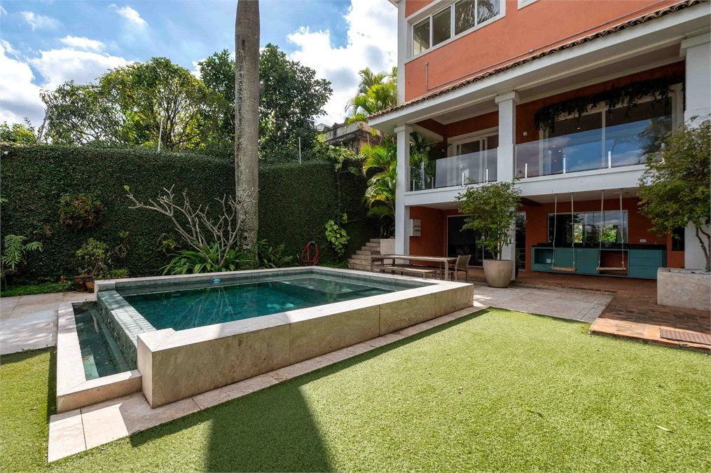 Casa à venda com 6 quartos, sendo 4 suítes,  em Morumbi, São Paulo, SP