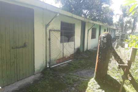 Tapiraí Sp - Sítio Santa Clara - Area de 12,1 ha - composto por casa principal, galpões poço artesiano, ótima área para plantios. Fica localizado a aproximadam. 1 quilômetro da prefeitura. Area preservação permanente- 4,6 ha - Area aproveitável - 4,6 ha - area utilizada rural - 2,5 ha -R$ 750.000,00