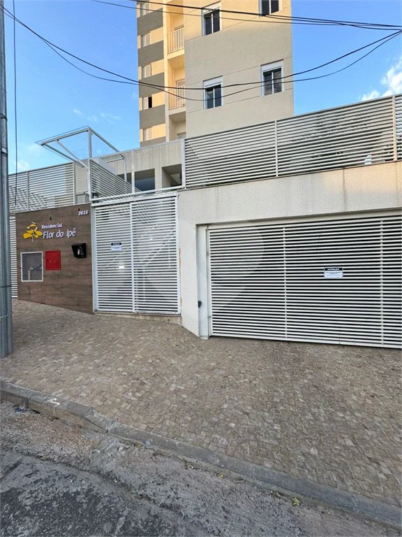 Vende-se apartamento no Edifício Residencial Flor do Ipê