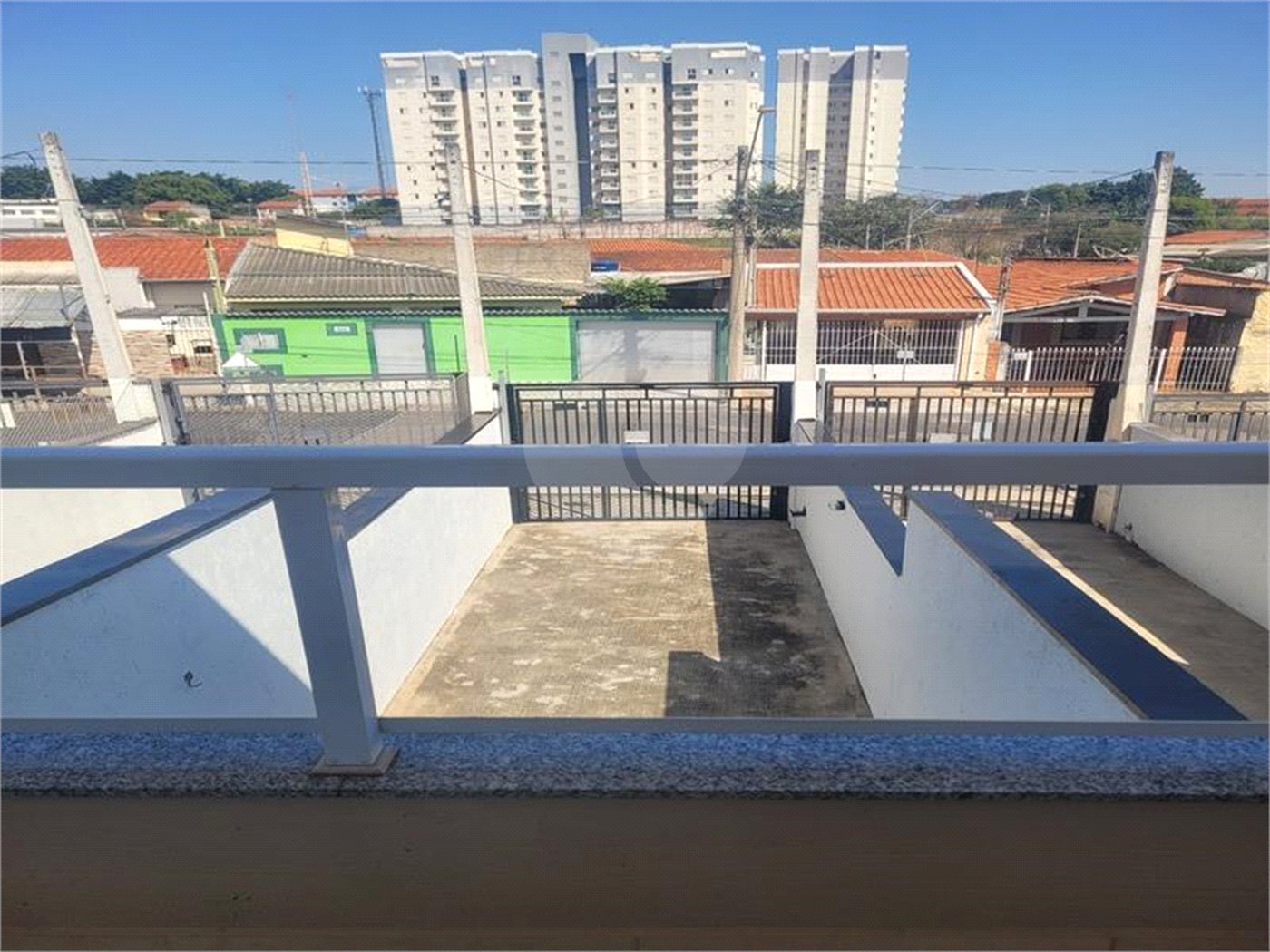 Indaiatuba - Sobrado para venda e Locação - Jardim Nely em Indaiatuba - R$ 425.000,00 - aceita parte em permuta - Bairro tranquilo com fácil acesso a rodovias, Shopping Polo Parque Mall - Assai, Polo shopping - Com duas suítes sendo uma com sacada, , lavabo. área de serviço , 2 vagas, portão ele