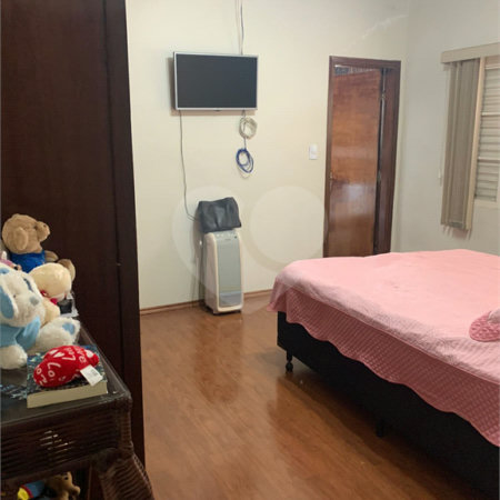 Casa térrea com 3 suítes.